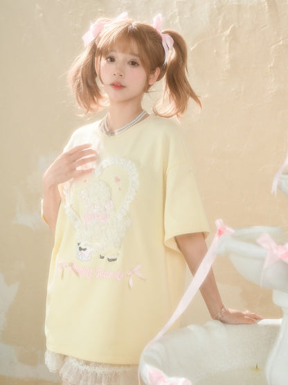 Gelbes, lockeres T-Shirt mit Lamm-Applikationen und Rüschenherzen in Creme