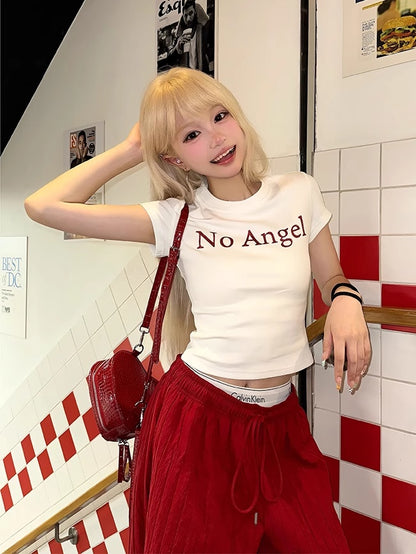 Glamorous – Kurzes T-Shirt in Schwarz/Weiß mit Buchstaben-Print