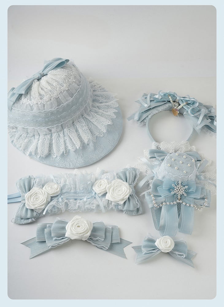 Bonnet Lolita à volants bleus et bordure en dentelle florale