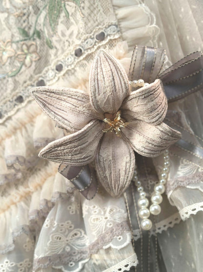 ブルー/パープル/グレーのビーズディテールのユリのブローチ