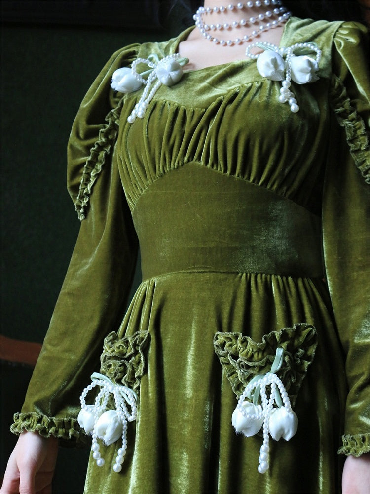 Robe vintage en velours vert foncé à taille haute et décolleté carré