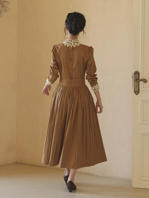 Robe marron vintage à col à bandes et manches longues bouffantes