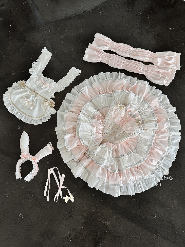 Robe bouffante sans bretelles à volants et taille basque, tablier blanc et rose