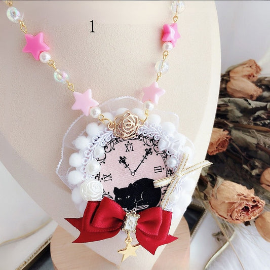 Alice in 2 Halskettenoptionen und Anhänger mit Perlenschleife, Star Vibes, Pink, Wunderland-Details