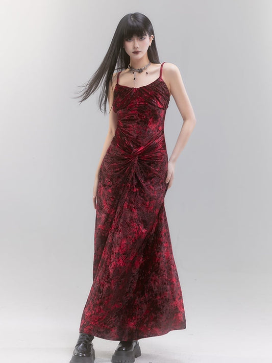 Robe à bretelles spaghetti tie-dye en velours rouge avec détails torsadés