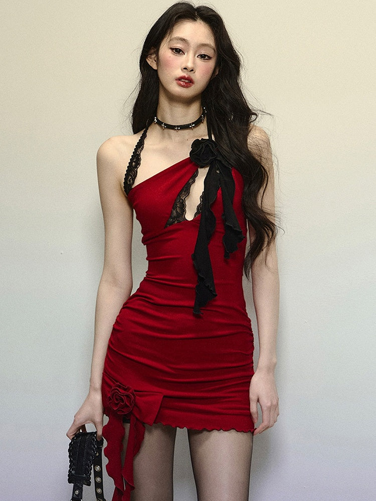 Mini-robe rouge à motif floral et découpes sur la poitrine, col licou