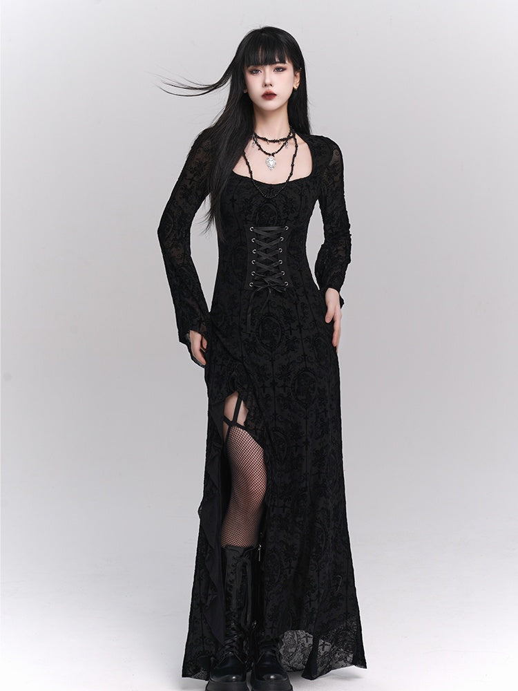 Robe gothique noire à manches cloche et fentes latérales en dentelle rosette avec détails à lacets