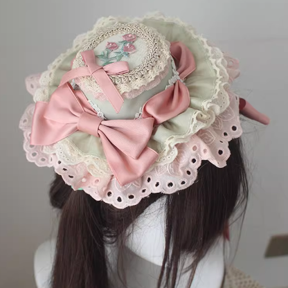 Chapeau haut de forme à bordure en dentelle et broderie florale