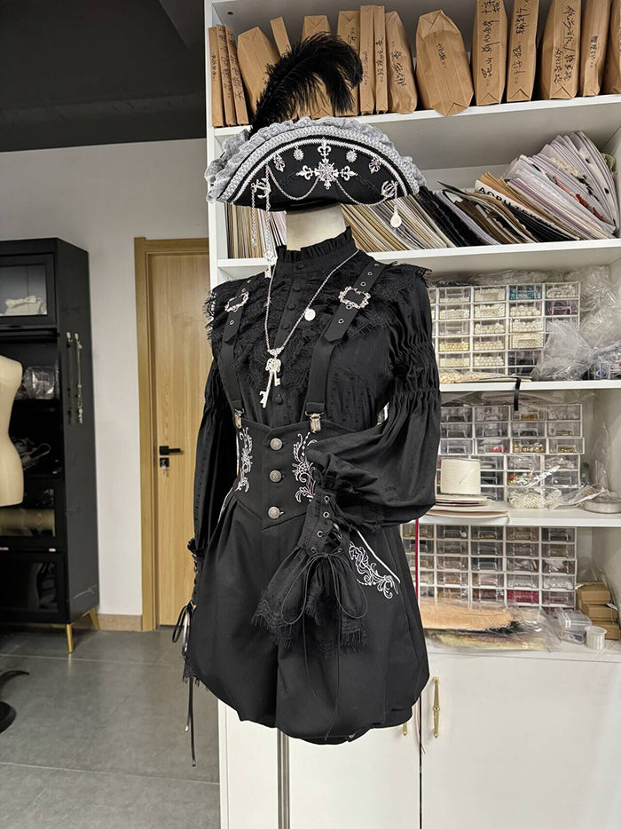 Hammelkeulen-Ausschnitt, schwarze Bluse mit Rüschenärmeln