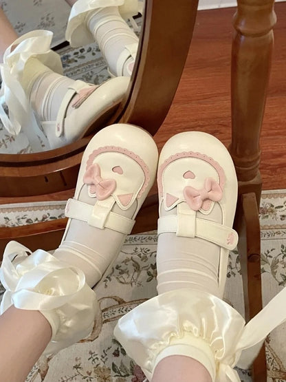 Flaches T-Shirt mit beigem Katzenpfoten-Süßem Lolita-Riemen, bestickten süßen Kätzchen-Schuhen
