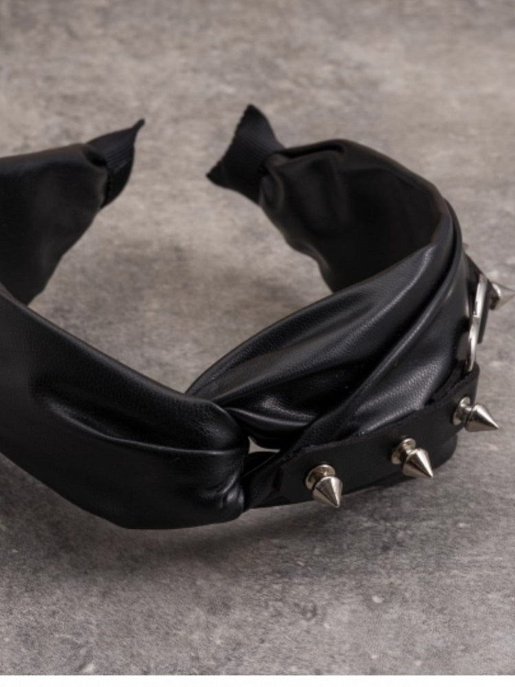 Herz Gothic Criss-Cross KC verziertes schwarzes Nietendesign
