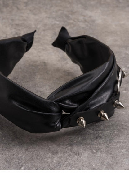 Herz Gothic Criss-Cross KC verziertes schwarzes Nietendesign
