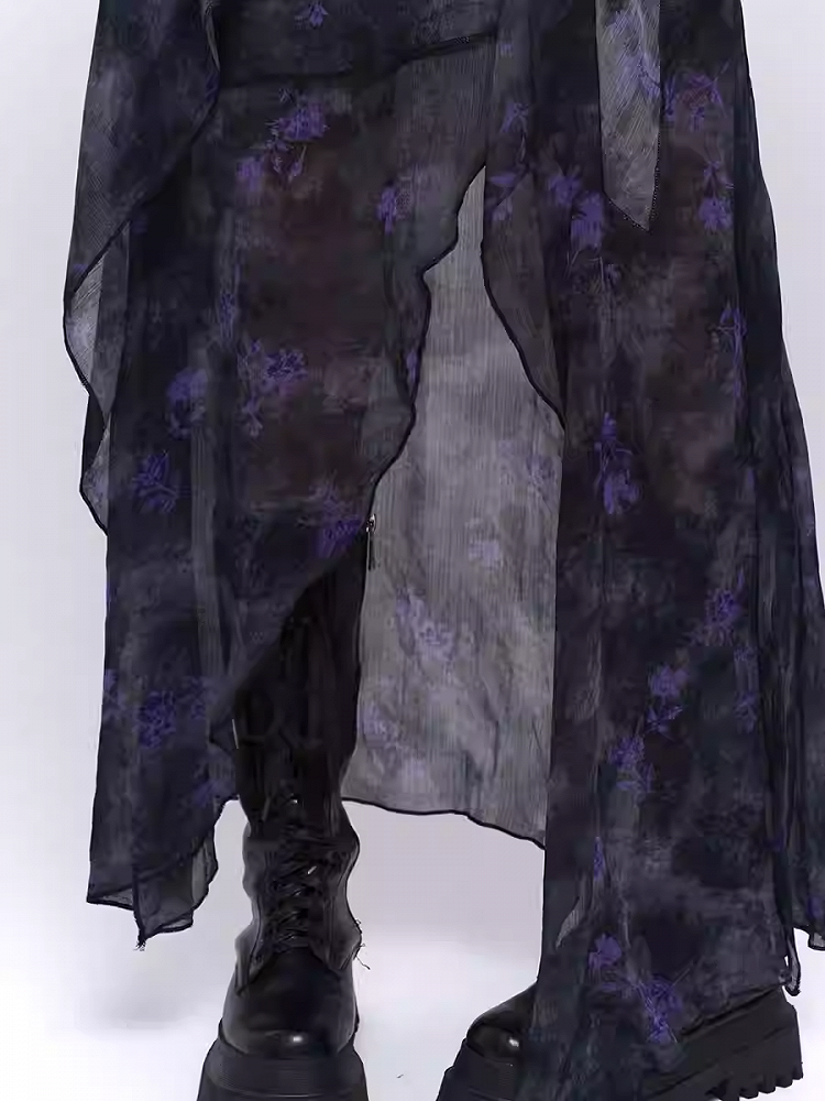 Robe camisole glamour à ourlet asymétrique et fleurs noires et violettes
