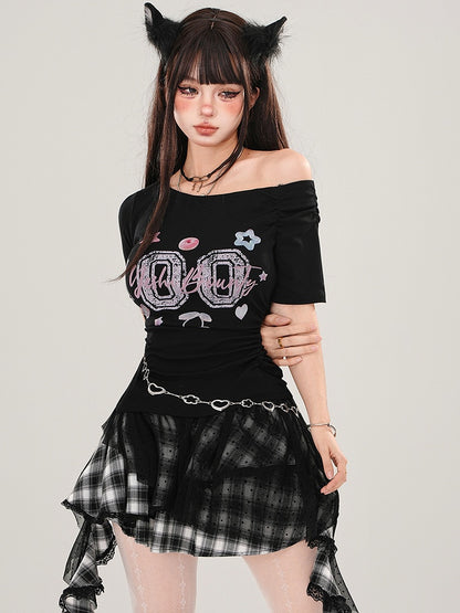 Schwarz/weißes Slim-Fit-T-Shirt mit Grafik und gerüschter Taille und asymmetrischem Ausschnitt