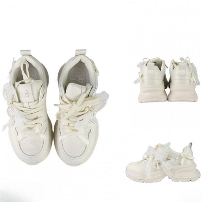 Schnürung vorne mit Schleife und weißen, mit Perlen verzierten Sneakers