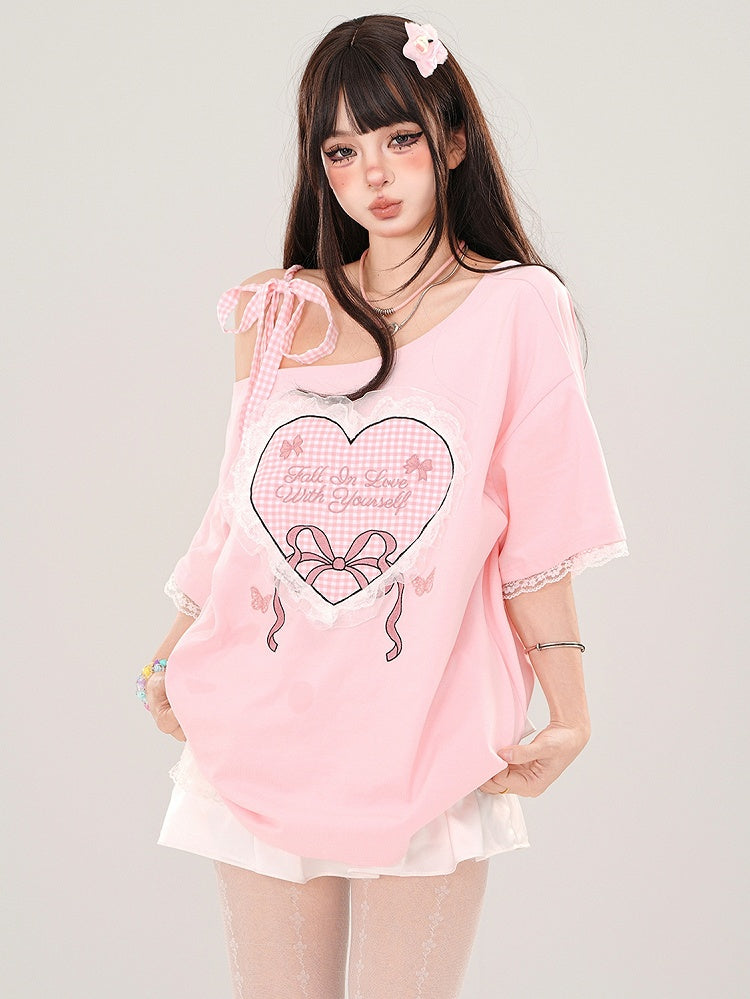 Milchgelb/Rosa kariertes T-Shirt mit Herz-Print, asymmetrischem Ausschnitt und Spitzenbesatz