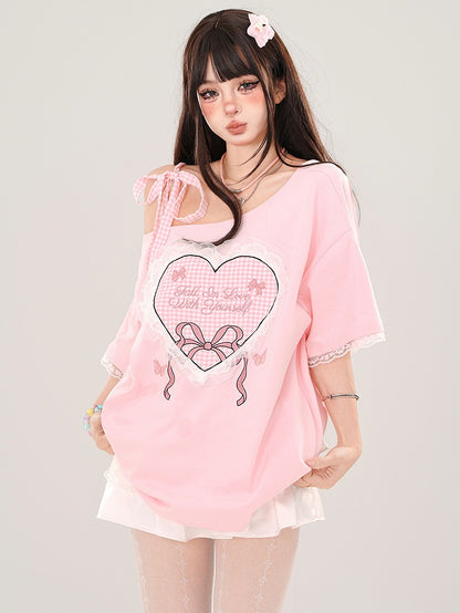 Milchgelb/Rosa kariertes T-Shirt mit Herz-Print, asymmetrischem Ausschnitt und Spitzenbesatz