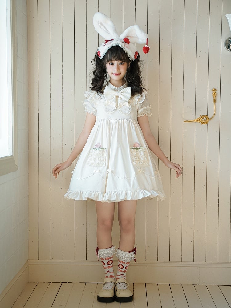 Robe longue beige en coton à taille haute et appliques de fraises