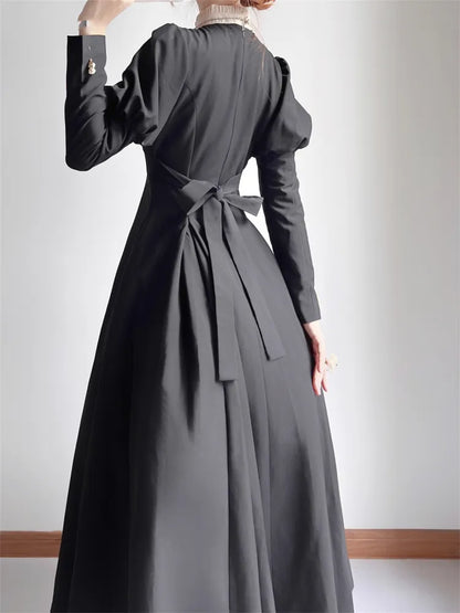 Robe Lolita noire à manches Juliette et taille fine, décolleté à volants beige, une pièce