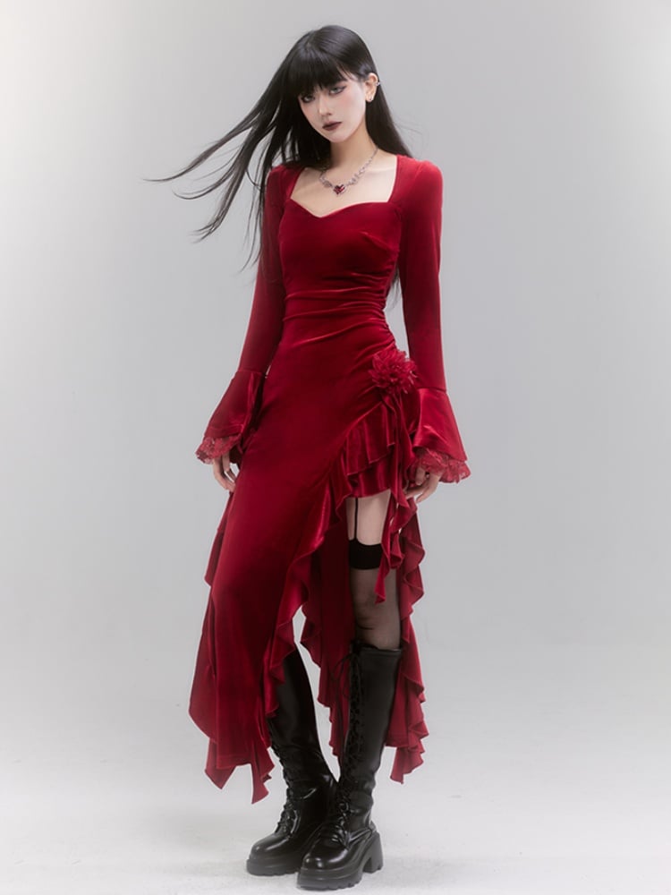 Robe en velours rouge à manches cloche et ourlet asymétrique à volants