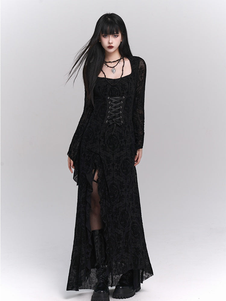Robe gothique noire à manches cloche et fentes latérales en dentelle rosette avec détails à lacets