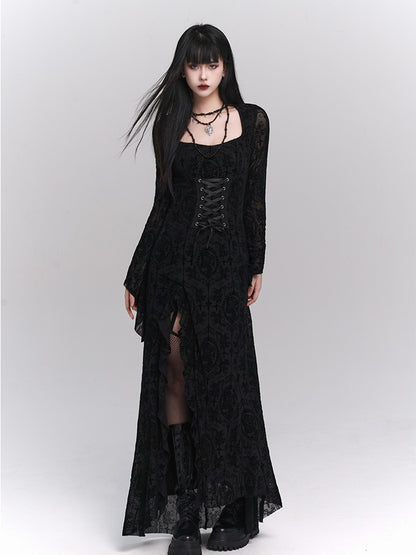 Robe gothique noire à manches cloche et fentes latérales en dentelle rosette avec détails à lacets