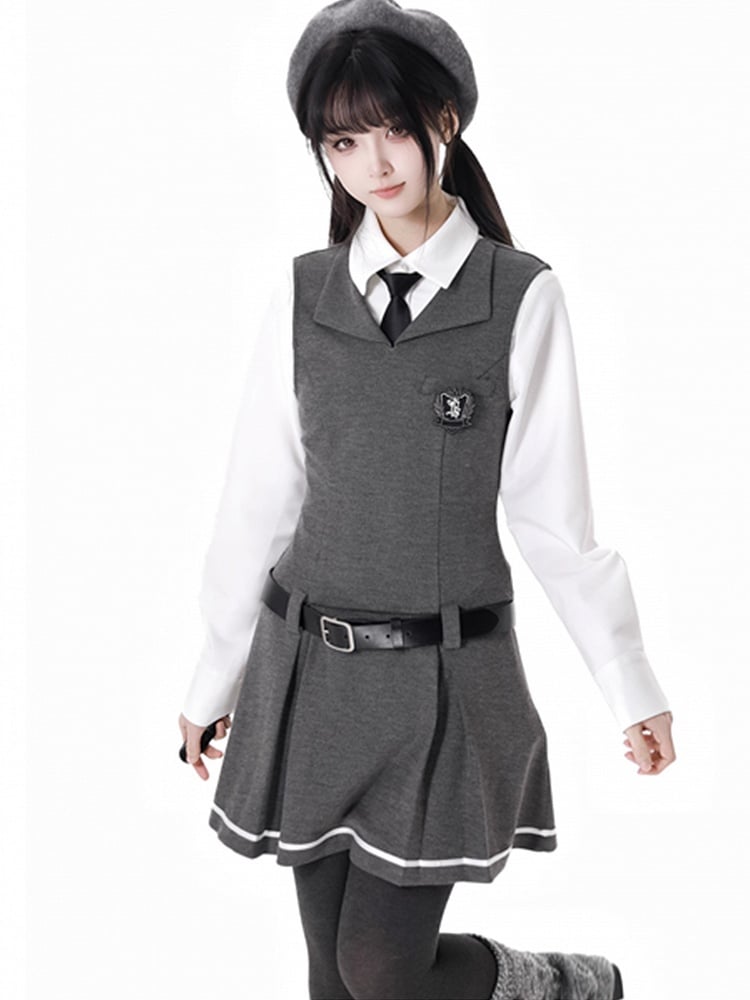 Robe en tricot gris foncé style preppy, sans manches, au-dessus du genou, avec ceinture à boucle
