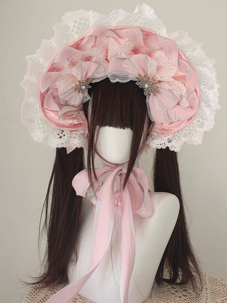Bonnet bleu avec nœud papillon et bordure en dentelle décorée de perles et de neige