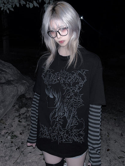 Schwarzes T-Shirt mit Grafik und gestreiften Ärmeln im Emo-Punk-Girl-Stil