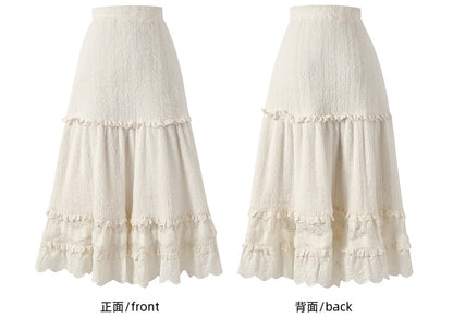 Jupe mi-longue beige taille haute avec détails en dentelle et ourlet à volants