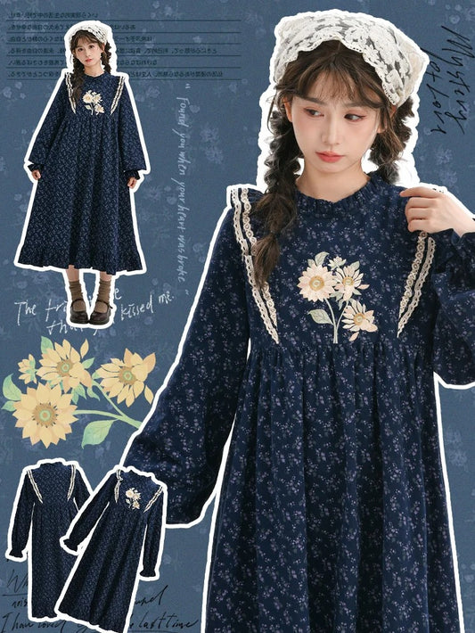 Robe florale bleu foncé à volants et décolleté Mori Kei