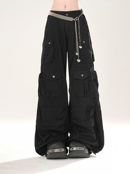 Lockere schwarze Cargo-Hose mit weitem Bein und Taschen an der Taille
