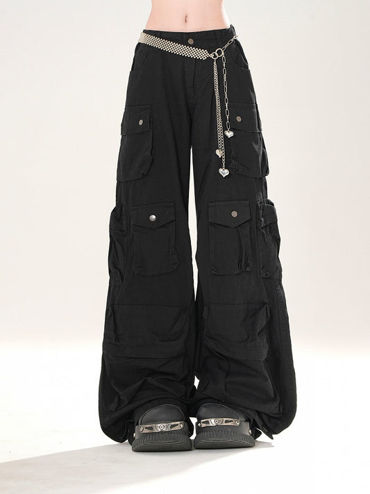 Lockere schwarze Cargo-Hose mit weitem Bein und Taschen an der Taille