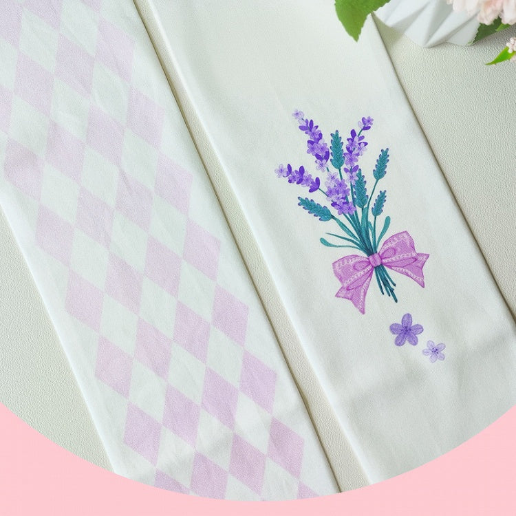 Bas au-dessus du genou à imprimé losanges blanc et rose lavande