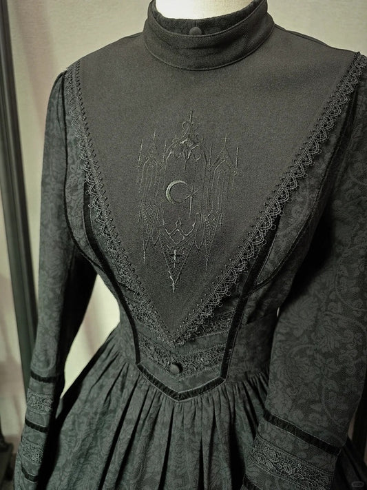 ホワイト/ブラックの刺繍ディテール、尖った襟