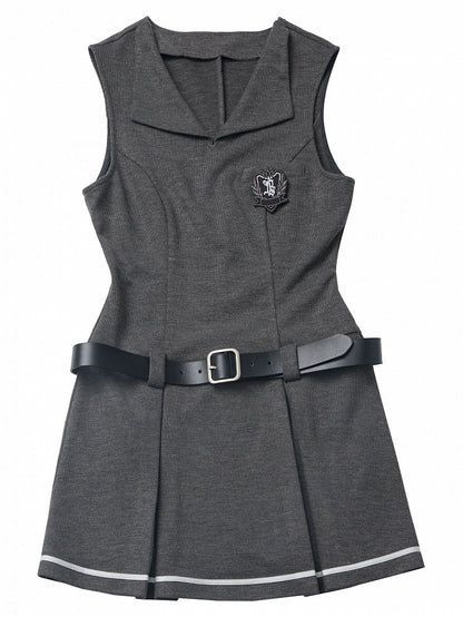 Robe en tricot gris foncé style preppy, sans manches, au-dessus du genou, avec ceinture à boucle
