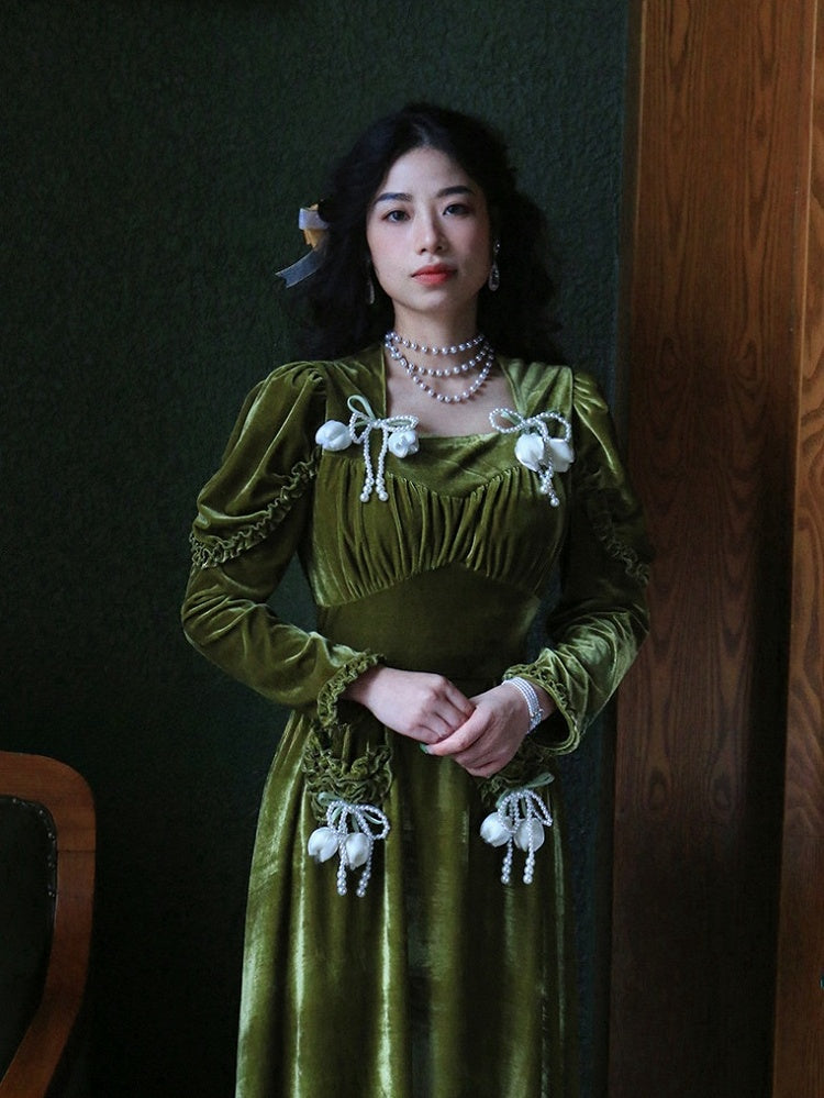 Robe vintage en velours vert foncé à taille haute et décolleté carré