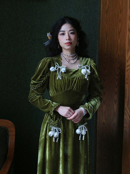 Robe vintage en velours vert foncé à taille haute et décolleté carré