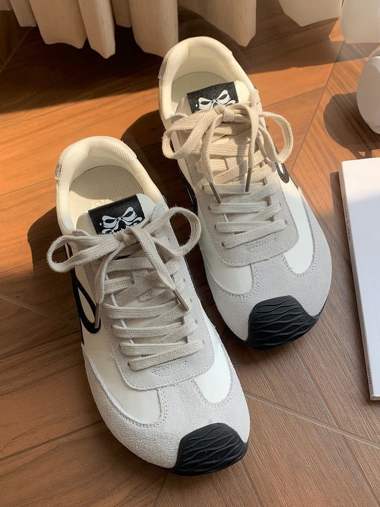 Weiße Sneakers mit Schnürung vorne und Schleife