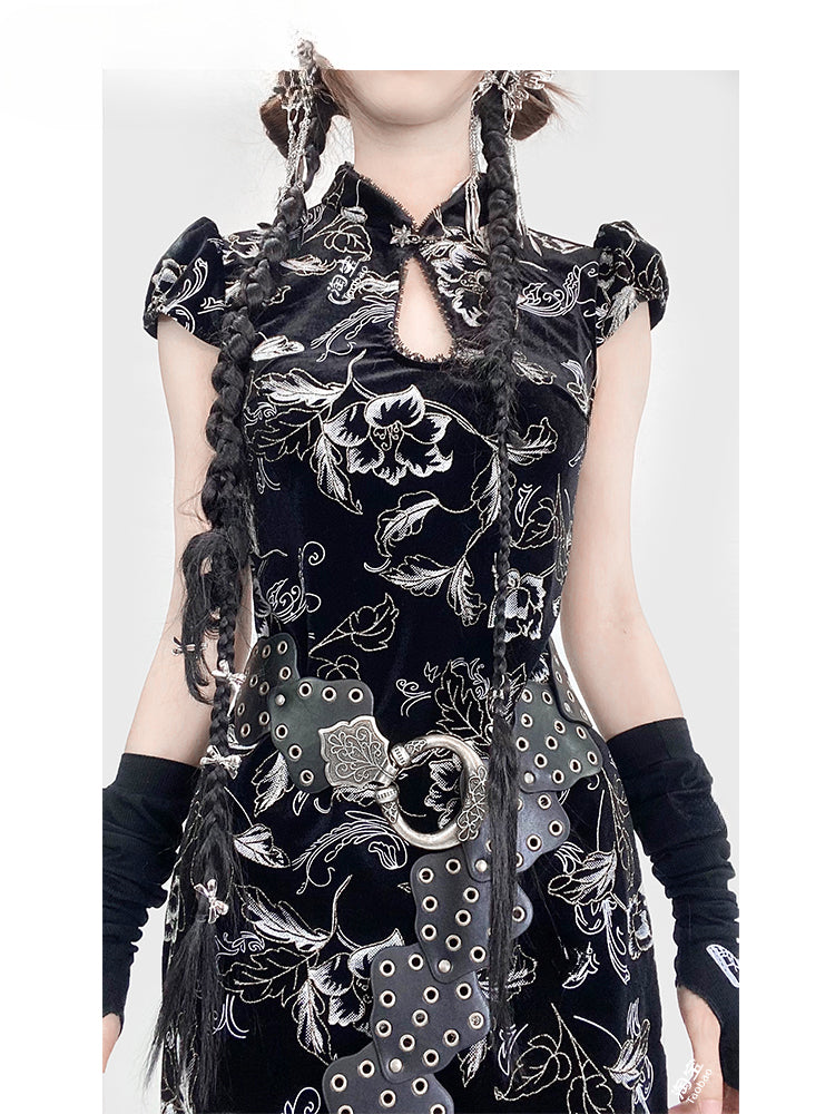 Robe Qipao en velours noir avec broderie florale et détails découpés, bouton et nœud