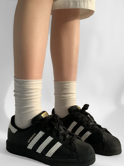 Lockere Socken mit weißem Rippenbesatz