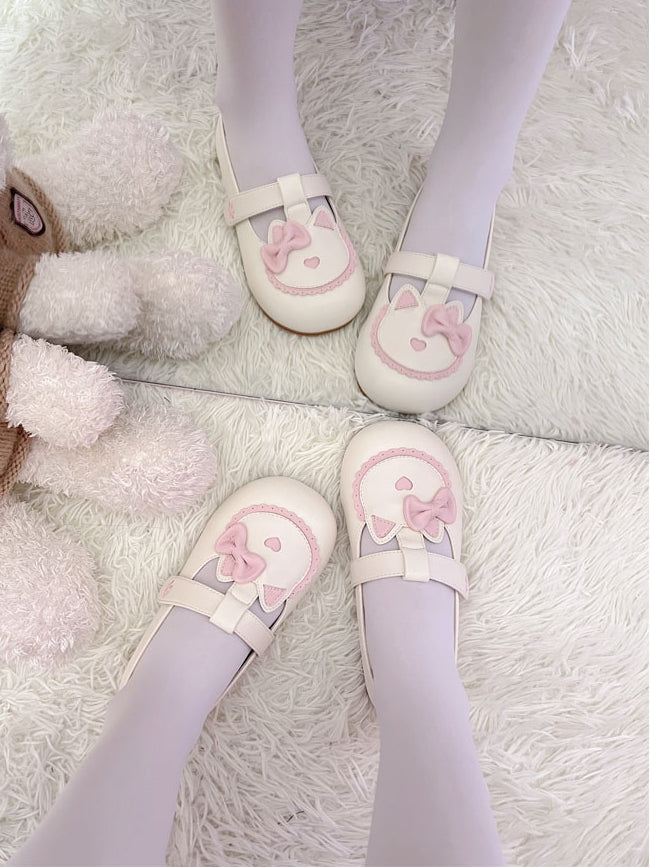 Flaches T-Shirt mit beigem Katzenpfoten-Süßem Lolita-Riemen, bestickten süßen Kätzchen-Schuhen