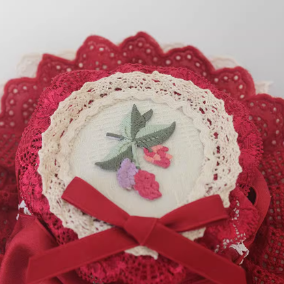 Chapeau haut de forme à bordure en dentelle et broderie florale