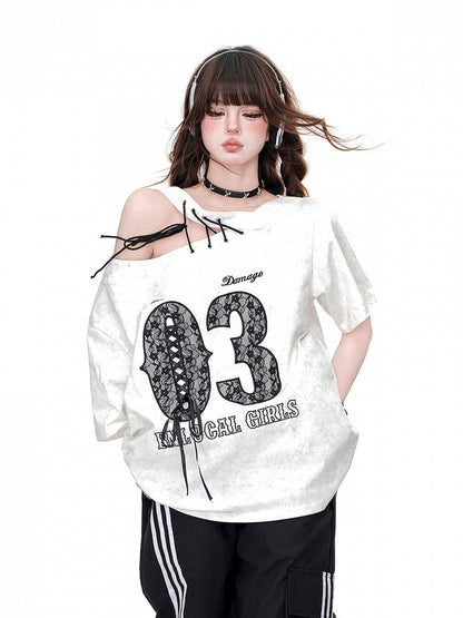 Schwarz/weißes T-Shirt mit Cut-Out-Schulter und Buchstaben-Schnürung an der Schulter