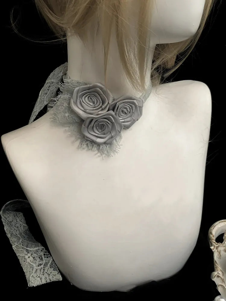 Graues Spitzen-Choker zum Selbstbinden mit Rosen