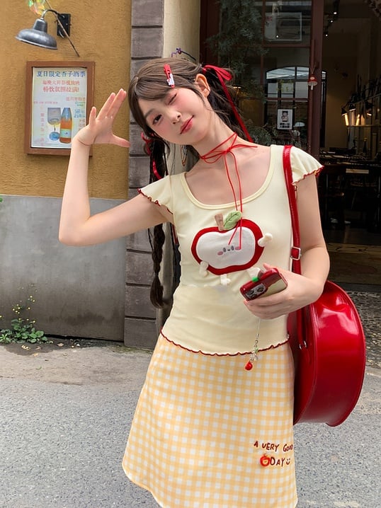 T-Shirt Lettuce Red Light Yellow Scoop Neckline Apple Applique Hem