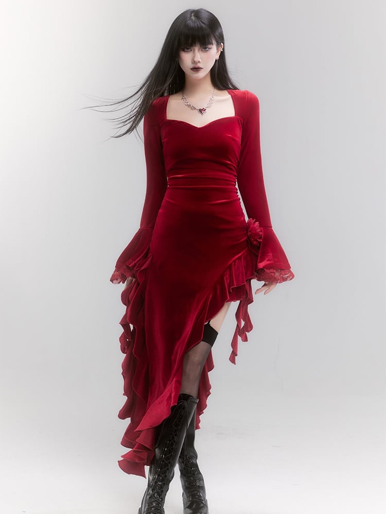 Robe en velours rouge à manches cloche et ourlet asymétrique à volants