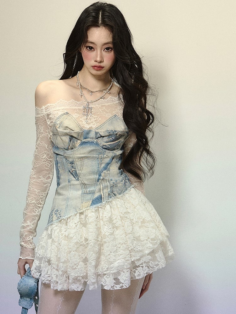 Mini-robe en denim bleu à encolure asymétrique et patchwork de dentelle