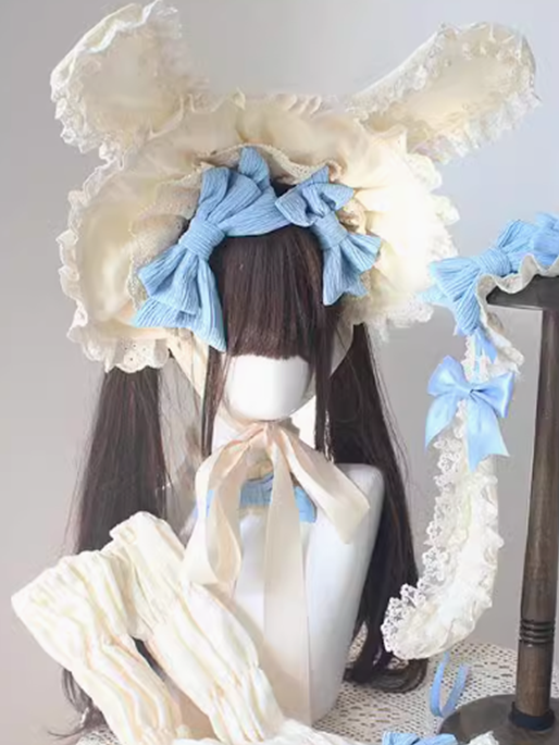 Bonnet beige à volants et bordure en dentelle avec oreilles de lapin