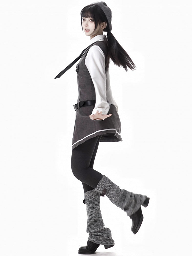 Robe en tricot gris foncé style preppy, sans manches, au-dessus du genou, avec ceinture à boucle